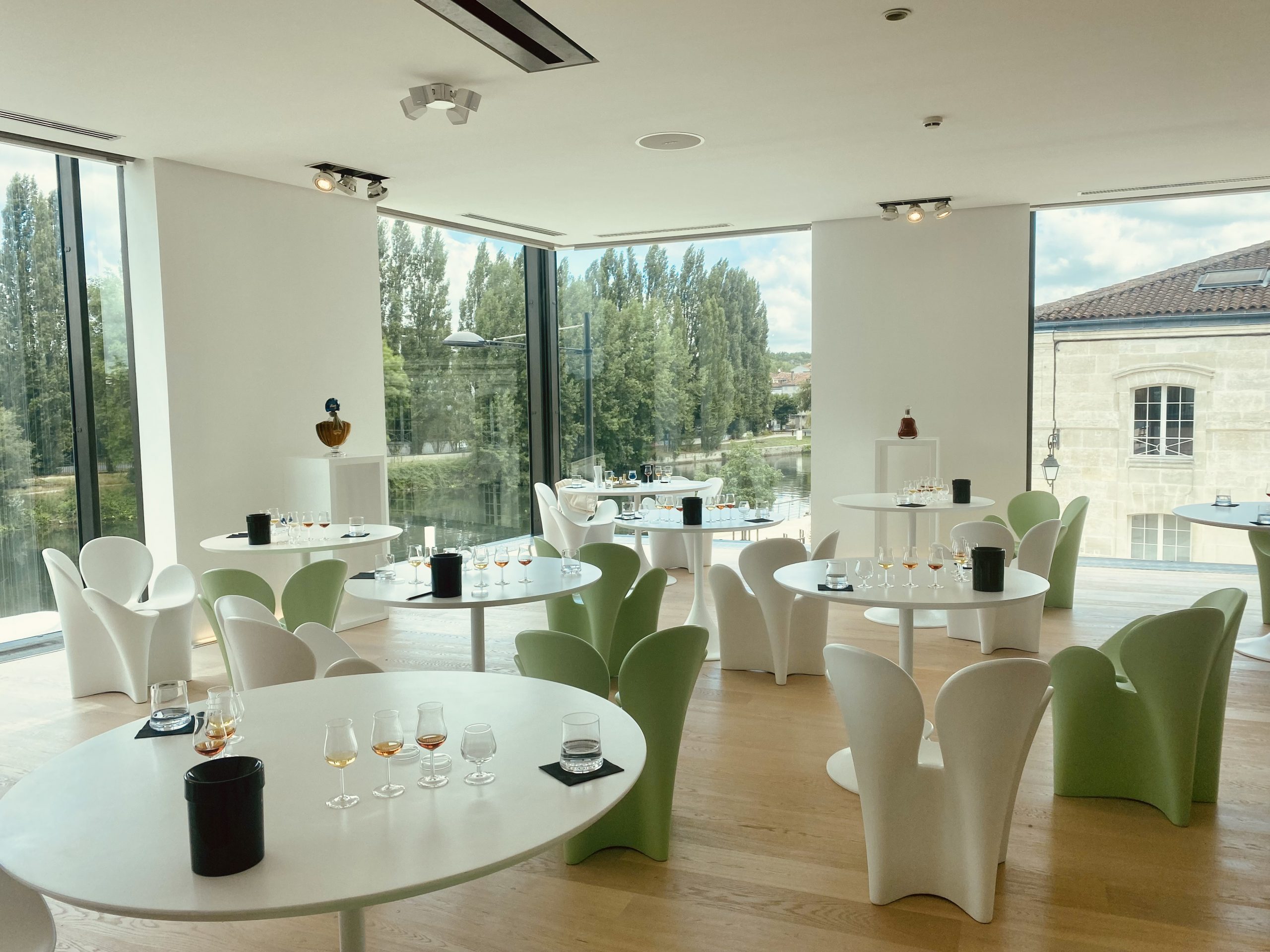 Tables et scénographie pour dégustation de spiritueux